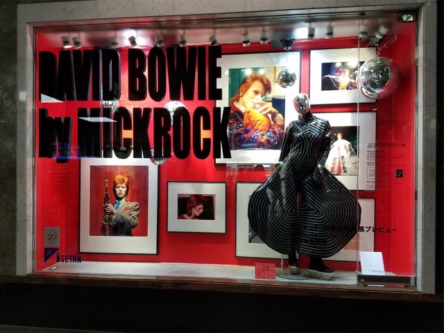 70年代を写した男”ミック・ロックによるデヴィッド・ボウイ写真展、「DAVID BOWIE by MICK ROCK」。 巡回展 に先駆け、本日（5/31）よりジェイアール京都伊勢丹にて、“写真展プレビュー”がスタート！ | デヴィッド・ボウイ |  ソニーミュージックオフィシャルサイト